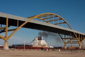 호안 브리지는 주간 고속도로 794호선을 지나간다.