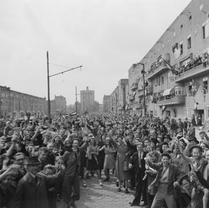 1945년 5월 8일 네덜란드 해방을 축하하는 사람들