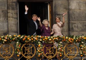 2013년 빌럼-알렉산더르의 즉위식에서 빌럼-알렉산더르 국왕, 베아트릭스 공주, 막시마 왕비가 암스테르담 시민들에게 인사하는 모습 (암스테르담 왕궁에서)