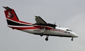 에라 알래스카가 운영하는 봄바디어 대시 8이 테드 스티븐스 앵커리지 국제공항에 접근 중임