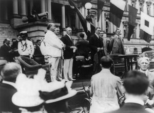 20세기 전반기 민주당 지도자들(1913년): 윌리엄 제닝스 브라이언, 조지프어스 대니얼스, 우드로 윌슨, 브레킨리지 롱, 윌리엄 필립스, 프랭클린 D. 루즈벨트