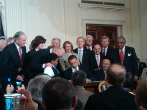 2010년 오바마 대통령(President Obama)이 환자보호 및 부담적정 의료법(Patient Protection and Affordable Care Act)에 서명하는 모습