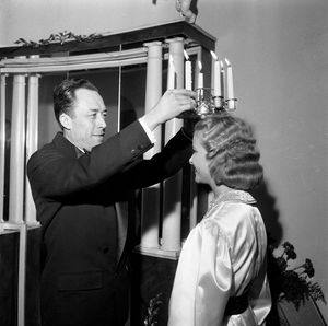 Camus crowning Stockholm's [[루시아 축제|루시아]] on 13 December 1957, three days after accepting the [[노벨 문학상]]