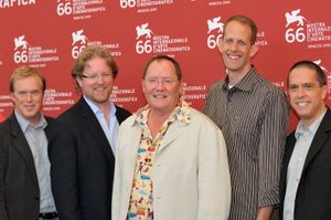 2009년 픽사의 수석 크리에이티브 팀과 함께한 버드(맨 왼쪽).