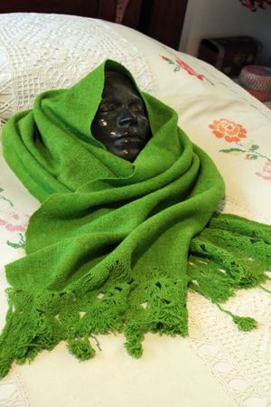 푸른 집(La Casa Azul)에서 그녀의 침대에 놓인 칼로의 죽음의 가면