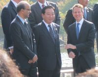 2010년 11월 6일, 재무대신 시절 싱가포르 재무장관 타르만 샴무가라탐, 미국 재무장관 티머시 가이트너와 함께