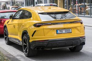 우루스 컨셉트 모델 후면