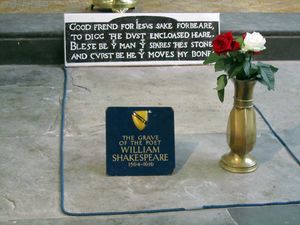 초기 현대 영어의 특징을 보여주는 윌리엄 셰익스피어의 묘비. 묘비에 새겨진 'IESVS'(Jesus) 표기 등에서 I와 J, U와 V가 아직 구분되지 않았음을 볼 수 있다. 또한 Þ가 인쇄 과정에서 Y로 대체되어 사용된 흔적(예: 'ye' for 'the')도 나타난다.