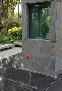 라우렐의 유해는 국립영웅묘지에 안치되어 있다.