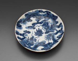 정도안(Trịnh Doanh) 경의 통치 기간 중 자기 접시에 그려진 용, 레 왕조(Revival Lê dynasty) 부흥