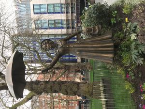 메리 포핀스 조각상, 레스터 광장, 런던