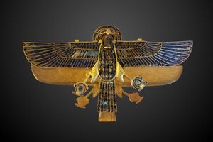 호루스, 루브르 박물관, 손에 쉔 반지를 들고 있다