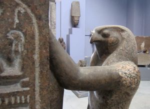 람세스 3세의 머리에 상(上)이집트 왕관을 씌우는 호루스와 세트의 조각상 세부 묘사. 호루스의 얼굴. 제20왕조, 기원전 12세기 초