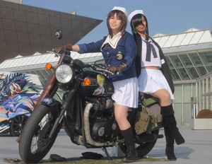 도쿄 빅 사이트에서 열린 팬진 판매 행사의 이타샤 전시장에서 걸즈&판처 코스프레를 하고 있는 여성들