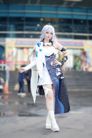인도네시아 자카르타에서 열린 2023 토이 & 코믹 페어에서 선보인 게임 붕괴3rd의 주요 등장인물 중 하나인 브로냐 자이치크(Bronya Zaychik) 코스프레