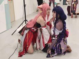 2023년 제2회 난징(Nanjing) 수이징(Shuijing) 국조 게임 카니벌에서 선보인 게임 원신의 레이덴 쇼군(Raiden Shogun, Raiden Ei)과 야에 미코(Yae Miko)의 유리 코스프레