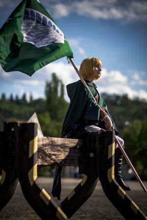 진격의 거인에 등장하는 알민 아르레르트로 분장한 여성 코스플레이어. 야외의 장점과 로케이션을 활용한 촬영이 이루어지고 있다.（※사진은 2014년 체코 브르노에서 촬영됨)