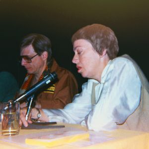 르귄과 하얼런 엘리슨(Harlan Ellison) 오리건주 포틀랜드(Portland, Oregon)의 웨스터콘(Westercon)에서 (1984)