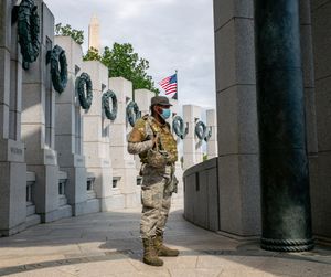 2020년 6월 조지 플로이드 시위 당시 워싱턴 D.C.의 제2차 세계 대전 기념관을 경비하는 공군 주방위군 병사