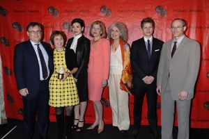 제70회 피바디상 시상식에 참석한 굿 와이프의 출연진과 제작진(로버트 킹, 미셸 킹, 줄리아나 마굴리스, 크리스틴 바란스키, 메리 베스 펠, 맷 츄크리, 데이비드 주커)