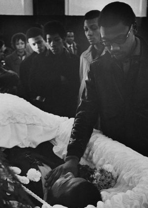 햄프턴의 상여를 통과하는 애도자들. 5,000명 이상의 사람들이 그의 장례식에 참석하였다.