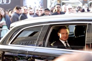 레너가 어벤져스: 에이지 오브 울트론 월드 프리미어에 도착하다