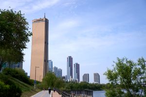 2023년에 촬영한 63스퀘어 전면부. 57~59층에 위치한 레스토랑 4개를 운영 중이다.