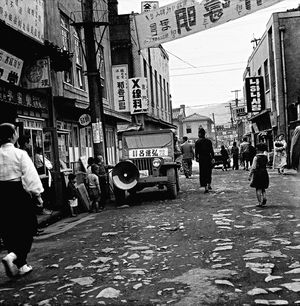 서울 종로의 선거 유세 차량