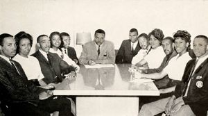 잭슨(중앙)과 1964년경 노스캐롤라이나 A&T 주립대학교 학생회 임원들