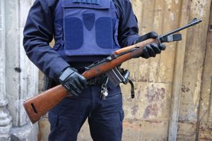 AMD 카빈을 손에 든 프랑스 공화국 치안대 대원