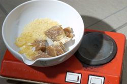 크랙 코카인의 첨가물 예시. 왼쪽 아래는 송진, 위쪽은 카나우바 왁스, 오른쪽 아래는 밀랍이다.