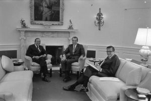 1971년 10월 13일, 대통령 집무실에서 대통령 리처드 닉슨과 여론조사가 루이스 해리스와 함께한 콜슨