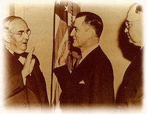 1947년 아서 밴든버그에게 상원 의원 선서를 하는 스테니스. 미시시피 주의 다른 상원 의원인 제임스 이스트랜드가 스테니스 뒤에 서 있다.