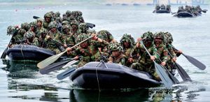 고무보트 훈련을 실시하는 부대원