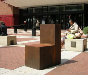 런던 영국 도서관 광장에 있는 앤서니 곰리의 Witness