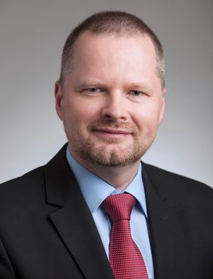 2013년 4월, 페트르 네차스 내각에서 교육청소년체육부 장관으로서 찍은 공식 사진