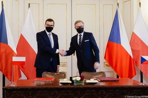 2022년 2월 3일 프라하에서 폴란드 총리 마테우시 모라비에츠키와 함께한 페트르 피알라