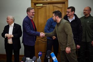 2022년 3월 15일 키이우에서 볼로디미르 젤렌스키 우크라이나 대통령과 함께한 페트르 피알라