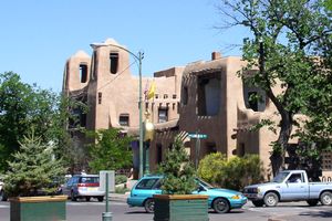 산타페 미술 박물관: 푸에블로 리바이벌 스타일의 건축양식이 이 지역 건물의 특징이다.