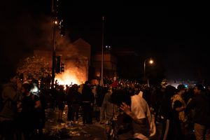 2020년 5월 28일, 시위대에 점거당해 방화된 미니애폴리스 경찰서 3구역