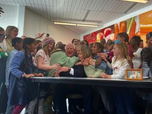 월즈 주지사, 전면 무상 급식법 서명 후 아이들과 포옹