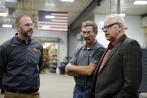 월즈 주지사가 2024년 매스만 오토메이션 제조 공장에서 노동자들과 이야기하는 모습