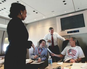 부시 대통령, 앤디 카드(Andy Card), 콘돌리자 라이스(Condoleezza Rice)와 함께 있는 캐버노(파란색 셔츠)