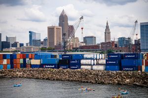 에리호에서 바라본 클리블랜드 항구의 컨테이너