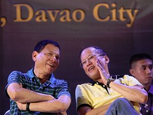 2013년 다바오 시에서 지방자치단체장들과의 회의 중 아키노 3세 대통령(오른쪽)과 두테르테 시장(왼쪽)