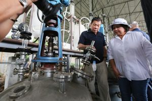 2016년 9월 27일, 두테르테 대통령이 팜팡가 주 아라야트에서 압수한 필로폰(샤부) 제조소를 시찰하는 모습.