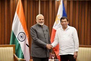 2017년 11월, 마닐라에서 인도의 나렌드라 모디 총리와 만난 두테르테 대통령