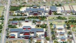 헤이조쿄의 간고지 모형(나라시청(奈良市役所) 소장 헤이조쿄 1/1000 모형의 일부). 남쪽에서 바라본 모습. 후방의 사찰은 코후쿠지(興福寺)이다.