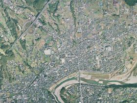 고조시 중심부 주변 항공사진.2011년 11월 26일 촬영한 7장을 합성하여 작성. 국토교통성 국토지리원 [https://mapps.gsi.go.jp/ 지도·항공사진 열람 서비스]의 항공사진을 바탕으로 작성.