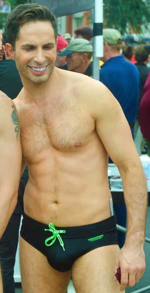 2014년 폴섬 스트릿 페어에서 비키니를 입은 루커스